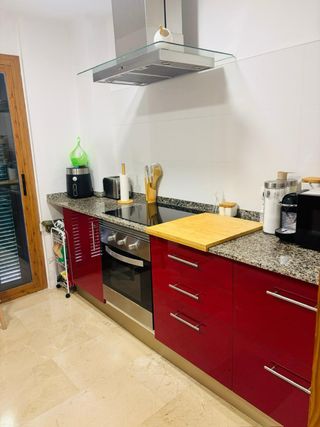 Muebles de cocina rojos y plateados