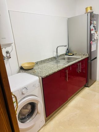 Muebles de cocina rojos y plateados