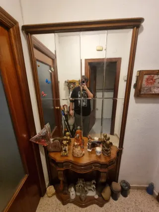 Recibidor de entrada de madera con espejos