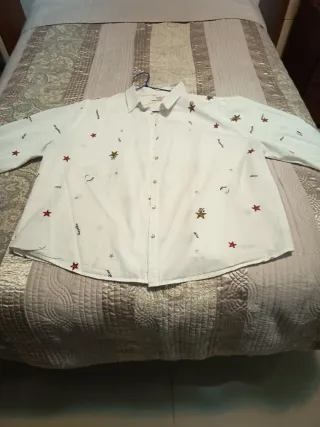 Camisa blanca estampada estrellas