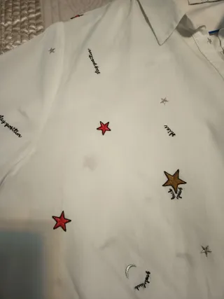 Camisa blanca estampada estrellas