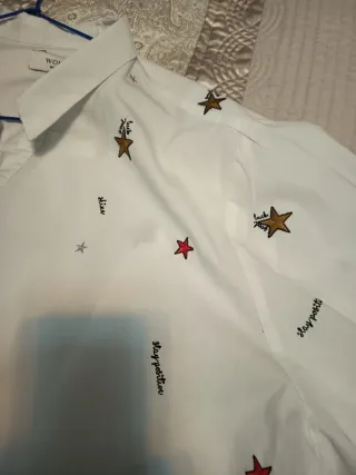 Camisa blanca estampada estrellas