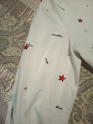 Camisa blanca estampada estrellas
