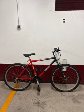 Bicicleta de montaña roja y negra