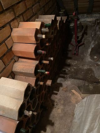 Botellero de cerámica rústico