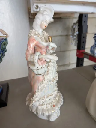 Figura de porcelana mujer con cesta