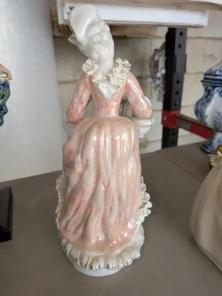 Figura de porcelana mujer con cesta
