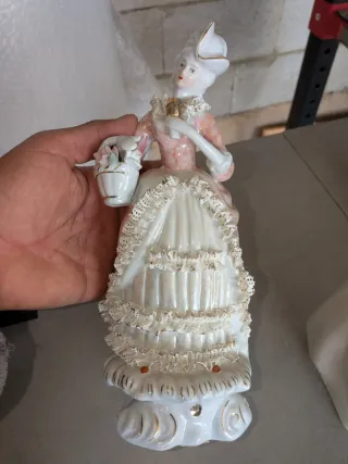 Figura de porcelana mujer con cesta