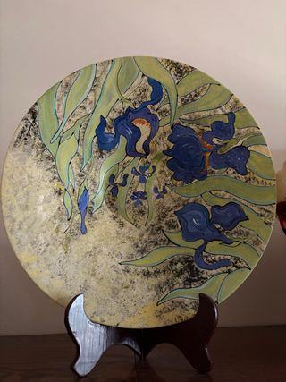 Piatto in ceramica decorato con iris