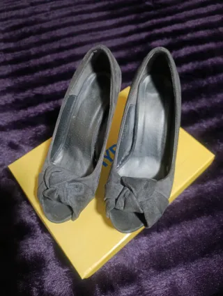 Zapatos de tacón grises