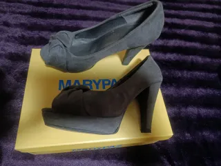 Zapatos de tacón grises