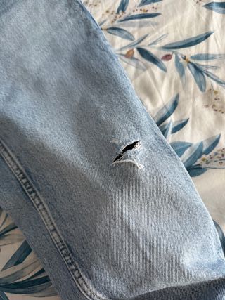 Vaqueros slim crop Zara azul claro con rotura