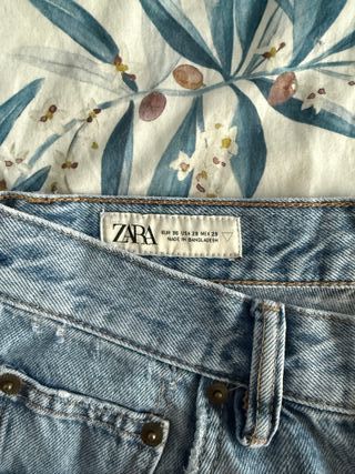 Vaqueros slim crop Zara azul claro con rotura