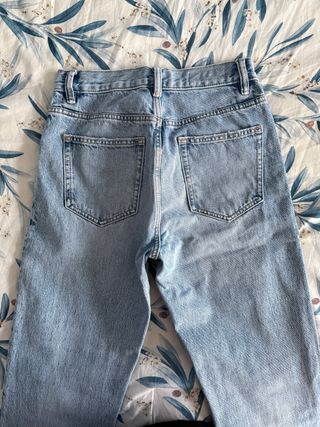 Vaqueros slim crop Zara azul claro con rotura