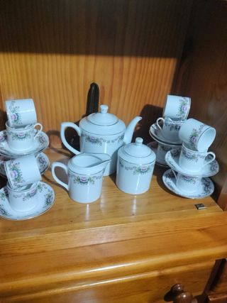 Juego de café de porcelana con detalles dorados