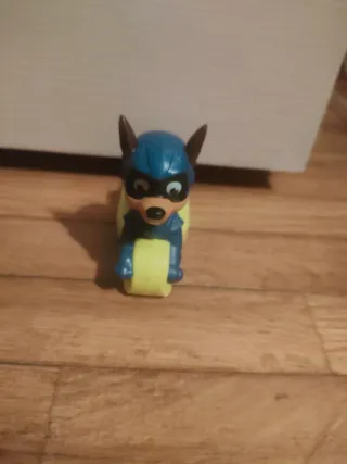 Pupazzo cane supereroe con ruote