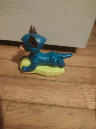 Pupazzo cane supereroe con ruote