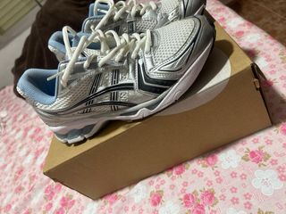 Tenis Asics plateados/blancos Talla 41