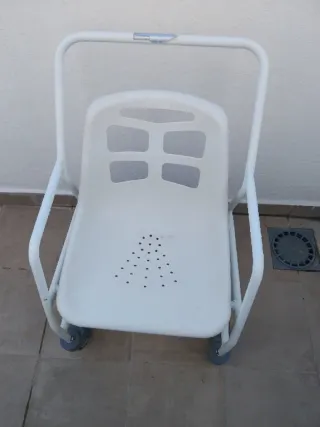 Silla de ducha con ruedas