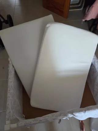 Mini cuna con estampado floral, con doble colchón