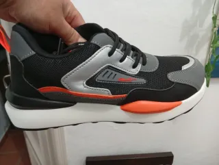 Zapatos de seguridad negros y naranjas
