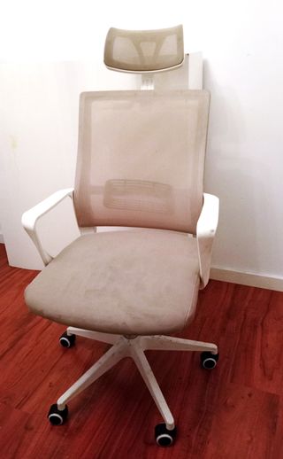 Silla de oficina giratoria beige con ruedas.