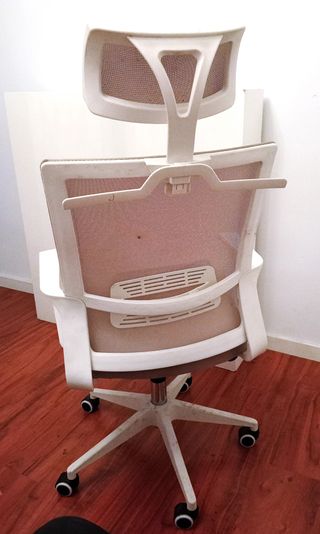 Silla de oficina giratoria beige con ruedas.