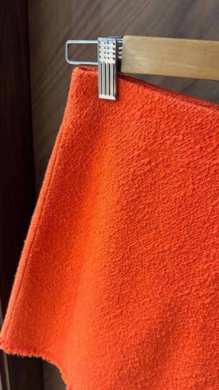 Falda naranja texturizada