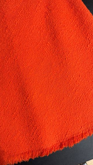 Falda naranja texturizada