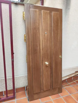Puerta Iroko Macizo Barnizada