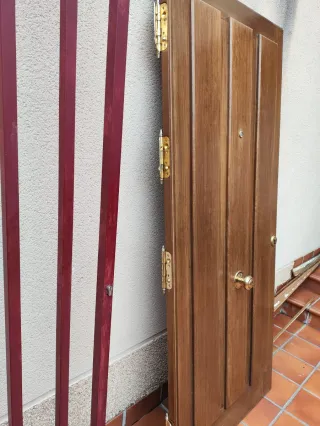 Puerta Iroko Macizo Barnizada