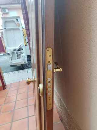 Puerta Iroko Macizo Barnizada