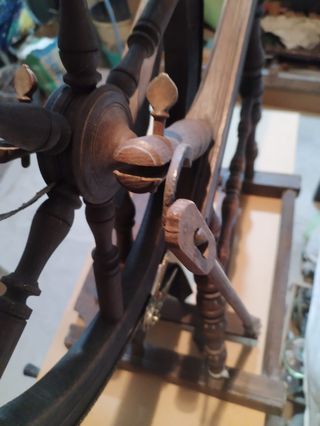 PRECIOSA ANTIGUA RUECA DE MADERA