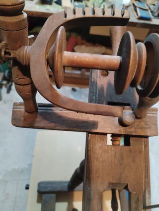 PRECIOSA ANTIGUA RUECA DE MADERA