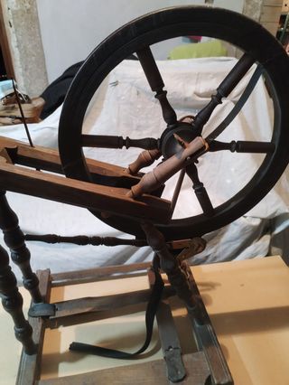 PRECIOSA ANTIGUA RUECA DE MADERA