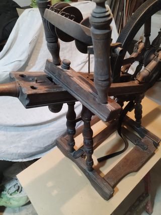 PRECIOSA ANTIGUA RUECA DE MADERA