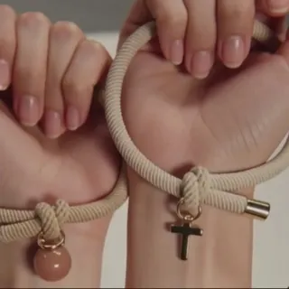 Pulseras Beige y Doradas con Dijes