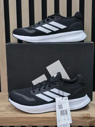 Zapatillas Adidas Negras y Blancas