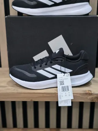 Zapatillas Adidas Negras y Blancas