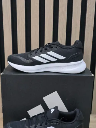 Zapatillas Adidas Negras y Blancas