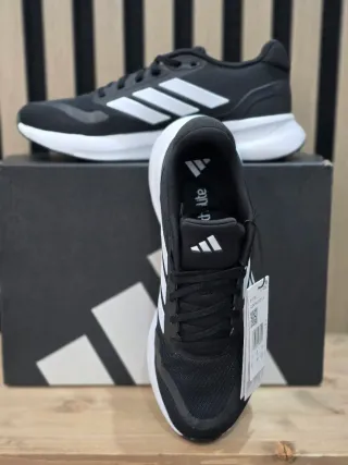 Zapatillas Adidas Negras y Blancas