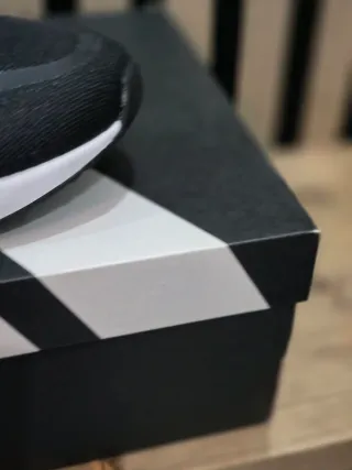 Zapatillas Adidas Negras y Blancas