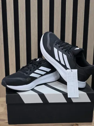 Zapatillas Adidas Negras y Blancas