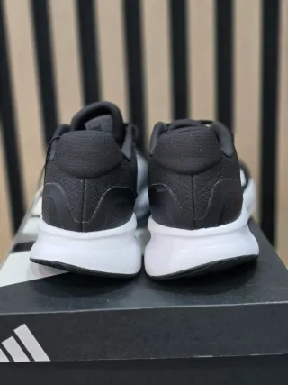 Zapatillas Adidas Negras y Blancas