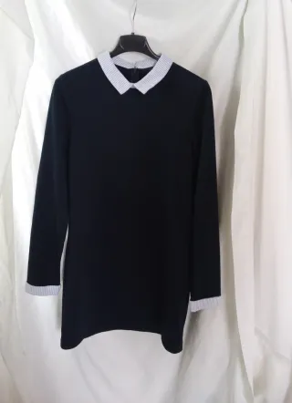 Vestido azul con cuello y puños azul con rayas