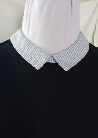 Vestido azul con cuello y puños azul con rayas