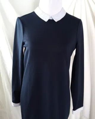 Vestido azul con cuello y puños azul con rayas