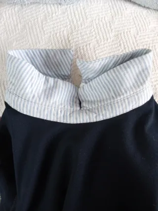 Vestido azul con cuello y puños azul con rayas