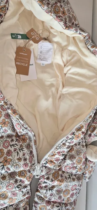 Buzo de bebé con estampado floral