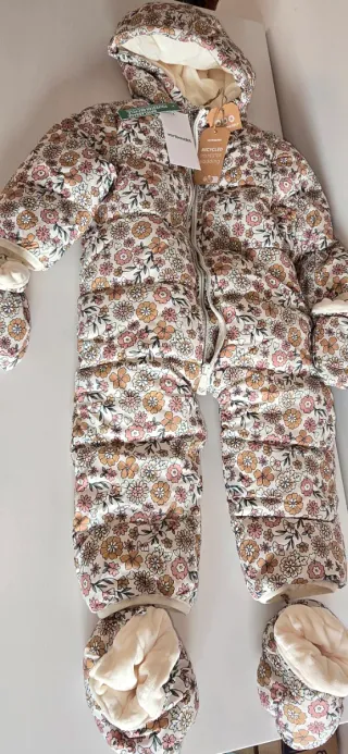 Buzo de bebé con estampado floral